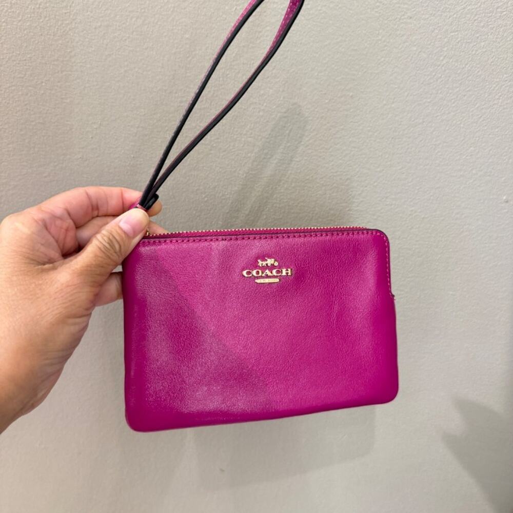 New‼️Coach Corner Zip Wristlet CGV49 Gold/Magenta